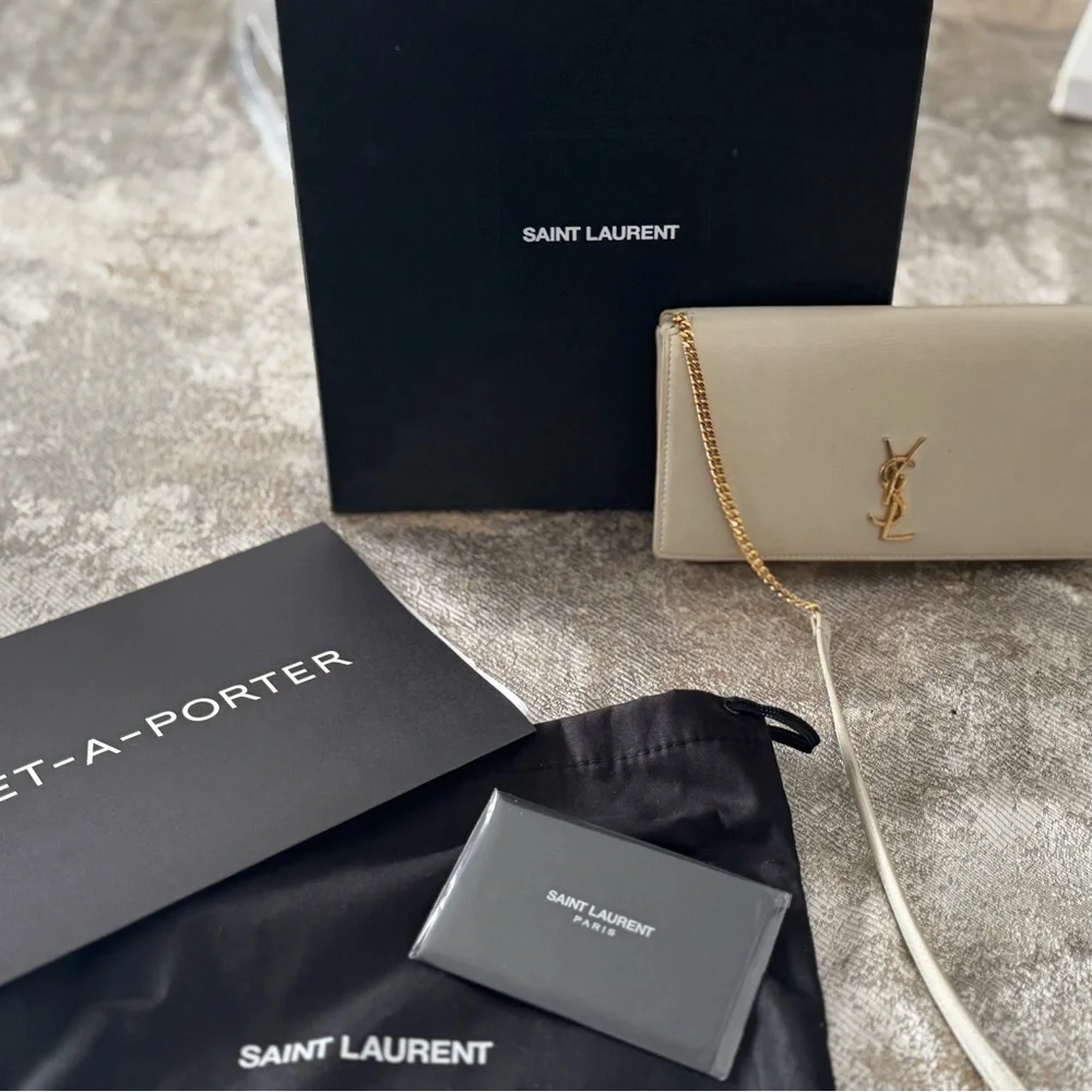 Saint Laurent Cream Clutch with Gold Chain - Picture 2 of 6